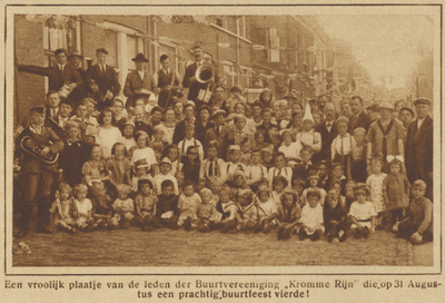 871416 Groepsportret van de leden van de buurtvereniging Kromme Rijn, tijdens het buurtfeest georganiseerd ter ...